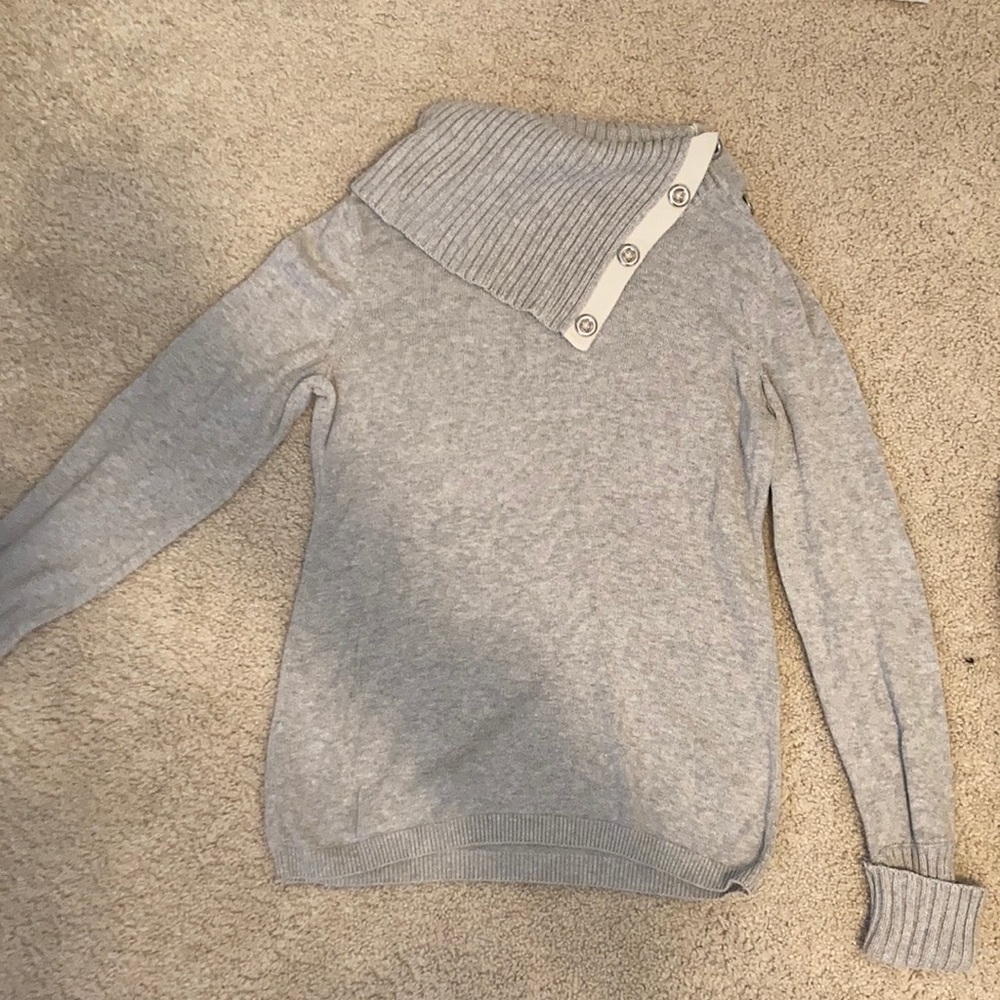 Banana republic size medium gray sweater. I get so many compliments when wearing